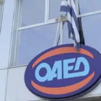 Αύριο Δευτέρα ξεκινά η καταβολή του επιδόματος των 400 ευρώ στους μακροχρόνια άνεργους, σύμφωνα με τον διοικητή του ΟΑΕΔ, Σπύρο Πρωτοψάλτη. Μιλώντας στην ΕΡΤ ο κ. Πρωτοψάλτης σημείωσε ότι μέχρι το απόγευμα της Παρασκευής είχαν εγγραφεί στην πλατφόρμα 73 χιλιάδες μακροχρόνια άνεργοι, ποσοστό άνω του 43% των δικαιούχων. Όπως σημείωσε ο κ. Πρωτοψάλτης οι πληρωμές θα αρχίσουν τη Δευτέρα 27 Απριλίου ενώ η ειδική πλατφόρμα του ΟΑΕΔ για τους μακροχρόνια άνεργους θα παραμείνει ανοιχτή έως τις 3 Μαΐου. Παράλληλα, ο διοικητής του ΟΑΕΔ σημείωσε ότι μόνο όσοι δικαιούχοι έχουν καταχωρηθεί στα μητρώα του Οργανισμού μπορούν να καταχωρίσουν ή να επιβεβαιώσουν το IBAN τους ενώ διευκρίνισε ότι όσοι δεν έχουν κάνει καμία ενέργεια αλλά έχουν ΙΒΑΝ στον ΟΑΕΔ θα πληρωθούν μετά το κλείσιμο της πλατφόρμας. «Δώσαμε προτεραιότητα και καλύπτουμε το 1/3 των μακροχρόνια ανέργων, όσων είναι άνεργοι από 12 έως 24,5 μήνες. Αν υπολογίσουμε και όσους έληγε το επίδομα ανεργίας τους τον Απρίλιο και πήραν δίμηνη παράταση, μιλάμε για επίδομα σε 400 χιλιάδες ανέργους» ανέφερε μεταξύ άλλων ο διοικητής του ΟΑΕΔ. Ο κ. Πρωτοψάλτης αναφέρθηκε και στις ενεργητικές πολιτικές απασχόλησης του ΟΑΕΔ και περιέγραψε τα δύο προγράμματα, που ξεκινούν τον Μάιο, αφορούν συνολικά 45.000 νέες θέσεις εργασίας και απευθύνονται κυρίως στους μακροχρόνια άνεργους. Θα υπάρξουν και προγράμματα «Κοινωφελούς εργασίας» ενημέρωσε, στα οποία οι προσλήψεις θα γίνουν με διαδικασίες ΑΣΕΠ και όσον αφορά στην μοριοδότηση που θα πάρουν οι υποψήφιοι, το πιο σημαντικό κριτήριο θα είναι οι μήνες ανεργίας. «Όσο πιο πολλούς μήνες άνεργος είναι κάποιος, τόσο περισσότερα μόρια θα παίρνει» διευκρίνισε ο κ. Πρωτοψάλτης. Με πληροφορίες από την ΕΡΤ
