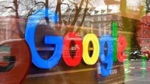 Η Google ανακοίνωσε θα αρχίσει να σβήνει αυτόματα τα δεδομένα των χρηστών. Πρόκειται για τα δεδομένα τοποθεσίας, περιήγησης και ιστορικού αναζήτησης από τους λογαριασμούς τους έπειτα από 18 μήνες. Πριν, οι χρήστες έπρεπε να προεπιλέξουν ότι δεν θέλουν η Google να αποθηκεύει τα δεδομένα τους για απεριόριστο χρονικό διάστημα. Αυτή η αλλαγή επιτρέπει στην Google να κρατά πληροφορίες και να σας προτείνει διάφορα πράγματα με βάση τις προηγούμενες τοποθεσίες σας ή αναζητήσεις σας, αλλά δεν θα μπορεί να κρατήσει τα δεδομένα για χρόνια. Σύμφωνα με τον διευθύνοντα σύμβουλο της εταιρείας Sundar Pichai, η αλλαγή θα γίνει πρώτα στα iphone και έπειτα στα adroid κινητά. Όπως αναφέρει το CNBC, η Google θα προσφέρει επίσης πιο ενεργούς ελέγχους απορρήτου και θα βοηθήσει τους χρήστες να διαχειριστούν τις ρυθμίσεις απορρήτου τους. Επιπλέον, οι χρήστες θα μπορούν να έχουν πρόσβαση σε βασικά στοιχεία ελέγχου του λογαριασμού Google μέσω αναζήτησης. Επιπλέον, η Google διευκολύνει την πρόσβαση σε κατάσταση ανώνυμης περιήγησης σε επιλεγμένες εφαρμογές. Η λειτουργία σάς επιτρέπει να περιηγείστε ή να χρησιμοποιείτε εφαρμογές ιδιωτικά και η Google δεν θα αποθηκεύει το ιστορικό περιήγησής σας, τα cookie ή τα δεδομένα ιστότοπου. Στους Χάρτες Google, η Google δεν θα διατηρεί το ιστορικό του πού βρισκόσασταν όταν έχετε ενεργοποιήσει τη λειτουργία ανώνυμης περιήγησης.