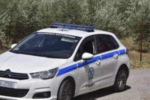 Απόπειρα αρπαγής ανηλίκου σημειώθηκε χθες στον Πύργο. Σύμφωνα με την καταγγελία του 14χρονου αγοριού, την στιγμή που περπατούσε στον δρόμο, δύο άνδρες που επέβαιναν σε όχημα τύπου βαν τον προσέγγισαν και - προφασιζόμενοι ότι τους είχε στείλει η μητέρα του - αποπειράθηκαν να τον επιβιβάσουν στο όχημα, χωρίς ωστόσο να τον πείσουν. Απόπειρα αρπαγής ανηλίκου σημειώθηκε χθες στον Πύργο. Συγκεκριμένα, συνελήφθησαν χθες το απόγευμα, στον Πύργο, δύο αλλοδαποί άνδρες, σε βάρος των οποίων σχηματίσθηκε δικογραφία για απόπειρα αρπαγής ανηλίκου, μετά από σχετική καταγγελία. Σύμφωνα με την καταγγελία του 14χρονου αγοριού, την στιγμή που περπατούσε στον δρόμο, δύο άνδρες που επέβαιναν σε όχημα τύπου βαν τον προσέγγισαν και - προφασιζόμενοι ότι τους είχε στείλει η μητέρα του - αποπειράθηκαν να τον επιβιβάσουν στο όχημα, χωρίς ωστόσο να τον πείσουν. Οι δυο αλλοδαποί άνδρες προσήχθησαν και στο πλαίσιο της προανάκρισης αναγνωρίστηκαν από τον ανήλικο, τόσο οι ίδιοι, όσο και το όχημα, με αποτέλεσμα να συλληφθούν και να κατασχεθεί το όχημα. Οι συλληφθέντες οδηγήθηκαν στον Εισαγγελέα Πρωτοδικών Ηλείας. Η προανάκριση διενεργείται από τους αστυνομικούς της Υποδιεύθυνσης Ασφάλειας Πύργου. Σύμφωνα με την αστυνομία οι γονείς πρέπει να φροντίζουν κάθε παιδί να γνωρίζει: Το όνομα του και τη διεύθυνση του. Να χρησιμοποιεί το τηλέφωνο. Να καλεί το 100 σε περίπτωση ανάγκης. Να απευθύνεται για βοήθεια μόνο σε Αστυνομικούς ή σε γνωστά άτομα. Να μην μπαίνει σε αυτοκίνητο ή να ακολουθεί οποιοδήποτε άτομο χωρίς την συγκατάθεση των γονιών του. Σε περίπτωση ανάγκης να απευθύνεται σε άτομα που του έχει υποδείξει η οικογένεια του ότι είναι της εμπιστοσύνης της π.χ. σε συγγενείς ή φίλους. Να μην απαντά όταν χτυπούν την πόρτα και οι γονείς δεν είναι στο σπίτι και ποτέ να μην λέει σε κάποιον στο τηλέφωνο ότι είναι μόνο του. Να μην δέχεται δώρα που προσφέρουν άγνωστοι.