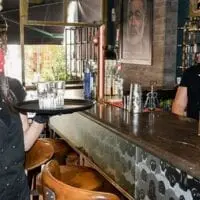 Κορονοϊός: Καταργείται η μάσκα στα εμπορικά και το όριο των 6 ατόμων σε καφετέριες και εστιατόρια