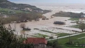 Ο τραγικός απολογισμός από τη θεομηνία που έπληξε την Εύβοια, ανήλθε σε έξι νεκρούς καθώς σύμφωνα με πληροφορίες που μετέδωσε ο ΑΝΤ1, εντοπίστηκε η γυναίκα που είχαν χαθεί τα ίχνη της. Συγκεκριμένα, όπως μετέδωσε ο τηλεοπτικός σταθμός, μία 38χρονη γυναίκα βρέθηκε νεκρή, το απόγευμα της Κυριακής, κοντά στο Μπούρτζι, ανεβάζοντας σε έξι τον αριθμό των θυμάτων της θεομηνίας που έπληξε την Εύβοια.