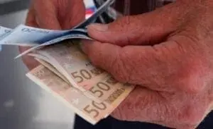 Τρίμηνο αυξήσεων για 500.000 συνταξιούχους (Τρίμηνο αυξήσεων για 500.000 συνταξιούχους (παραδείγματα-ποσά)παραδείγματα-ποσά)