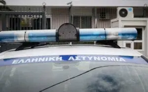 Την πρόθεσή τους να συνεργαστούν με τις Αρχές πριν ακόμη ανακοινωθούν οι ποινές τους έκαναν γνωστή δύο στελέχη της Χρυσής Αυγής από την περιοχή του Περάματος. Σύμφωνα με αστυνομικές πηγές το πρωί της Πέμπτης (8/10) οι δικηγόροι των δύο αυτών ατόμων εμφανίστηκαν στο Α.Τ. Περάματος και είπαν στους αστυνομικούς πως οι πελάτες τους είναι στη διάθεση των Αρχών για ό,τι τους χρειαστούν και δηλώνοντας πρόθυμοι να συνεργαστούν. Κατά τις ίδιες πληροφορίες οι αστυνομικοί τους εξήγησαν πως μέχρι στιγμής δεν έχουν ανακοινωθεί οι ποινές και έτσι επεσήμαναν πως θα ενημερωθούν από το δικαστήριο όταν υπάρξουν εξελίξεις. Οι αστυνομικοί έχουν από κοντά τους Χρυσαυγίτες – Αντίστροφη μέτρηση για την ανακοίνωση των ποινών Η αστυνομία είναι σε ετοιμότητα όσον αφορά την απόφαση του δικαστηρίου για την απόφαση των ποινών για τα μέλη της εγκληματικής οργάνωσης Χρυσή Αυγή. Μάλιστα, εδώ και χρόνια οι αστυνομικοί έχουν από κοντά τους Χρυσαυγίτες μιας και ήταν εν αναμονή της ολοκλήρωσης της δίκης. Σύμφωνα με πληροφορίες, η αστυνομία είναι σε επιφυλακή και έχει σχέδιο ανάλογα με την απόφαση που θα βγει από το δικαστήριο. Πάντως, η πρόεδρος του δικαστηρίου Μαρία Λεπενιώτη δεν θέλησε να δεσμευτεί για την διάρκεια της σημερινής ακροαματικής διαδικασίας όταν κλήθηκε να απαντήσει σε σχετική ερώτηση των συνηγόρων υπεράσπισης. Η διαδικασία συνεχίζεται με τους συνηγόρους υπεράσπισης να ζητούν την αναγνώριση ελαφρυντικών για τους κατηγορούμενους που έχουν κριθεί ένοχοι. Επιπλέον η πρόεδρος διευκρίνισε πως σε αυτό το στάδιο της διαδικασίας και έως την έκδοση ποινών οι κατηγορούμενοι δεν μπορούν να κρατηθούν. Ολόκληρη η ιστορική απόφαση για τη Χρυσή Αυγή Υπόθεση δολοφονίας Φύσσα Παρόντες οι 7 από τους 18 της υπόθεσης Ο Γιώργος Ρουπακιάς κρίθηκε ένοχος για ανθρωποκτονία από πρόθεση, παράνομη οπλοκατοχή, οπλοφορία και οπλοχρησία. Για συνέργεια στην ανθρωποκτονία Φύσσα κρίθηκαν ένοχοι οι 15 από τους 17 κατηγορουμένους. Ειδικότερα, πρόκειται για τους Ιωάννης Άγγο, Μάριος Αναδιώτης, Γιώργος Δήμου, Ιωάννης Καζατζόγλου, Ελπιδοφόρος Καλαρύτης, Ιωάννης Κομιανός, Κωνσταντίνος Κορκοβίλης, Αναστάσιος Μιχαλάκος, Γιωργος Πατέλης, Γιώργος Σκάλκος, Γιωργος Σταμπέλος, Λέων Τσαλίκης, Αθανάσιος Τσορβάς, Νικόλαος Τσόρβας και Αριστοτέλης Χρυσαφίτης. Αθώοι λόγω αμφιβολιών κρίθηκαν οι Γιώργος Τσακανίκας κι ο Σταύρος Σαντοριναίος. Για την επίθεση σε βάρος των αλιεργατών στο Κερατσίνι ένοχοι κρίθηκαν για απόπειρα ανθρωποκτονίας και οι πέντε κατηγορούμενοι (Δημήτρης Αγριογιάννης, Μάρκος Ευγενικός, Θωμάς Μαρίας, Αναστάσιος Πανταζης, Κωνσταντίνος Παπαδόπουλος). Για την επίθεση σε βάρος των αφισοκολλητών του ΠΑΜΕ στο Πέραμα το δικαστήριο αποφάσισε μετατροπή της κατηγορίας από απόπειρα ανθρωποκτονίας σε επικίνδυνη σωματική βλάβη για τρεις παθόντες, ενώ κρίθηκαν ένοχοι οι Κυριάκος Αντωνακόπουλος, Ιωάννης Καστρινός, Αναστασιος Πανταζης και Αντώνιος Χατζιδάκης. Για τους υπόλοιπους παθόντες το δικαστήριο μετέτρεψε την κατηγορία σε απλή σωματική βλάβη και έπαυσε την ποινική δίωξη. Εγκληματική οργάνωση Για Διεύθυνση Εγκληματικής Οργάνωσης ένοχοι κρίθηκαν οι: Νίκος Μιχαλολιάκος, Ηλίας Κασιδιάρης, Ιωάννης Λαγός, ΧΡΗΣΤΟΣ Παπάς, Ηλίας Παναγιώταρος, Γιωργος Γερμενής και Αρτέμης Ματαθαιπουλος. Ένοχοι για ένταξη κρίθηκαν οι υπόλοιποι 11 βουλευτές (Αντώνιος Γρέγος, Ελενη Ζαρούλια, Πολύβιος Ζησιμόπουλος, Παναγιωτης Ηλιοπουλος, Νικος Κούζηλος, Δημήτρης Κουκούτσης, Νικος Μίχος, Κωνσταντίνος Μπαρμπαρούσης, Σταθης Μπούκουρας, Χρυσοβαλάντης Αλεξόπουλος, Μιχαλης Αρβανίτης). Μεταξύ των υπολοίπων κατηγορουμένων που καταδικάστηκαν για ένταξη σε εγκληματική οργάνωση είναι ο δολοφόνος του Παύλου Φύσσα, Γιωργος Ρουπακιας, ο πυρηνάρχης Περάματος Αναστάσιος Πανταζης και ο πυρηνάρχης Νίκαιας Γιώργος Πατέλης. Μεταξύ εκείνων που αθωώθηκαν είναι η υποψήφια βουλευτής της ΧΑ, Θέμις Σκορδέλη και η σύζυγος του Γ. Πατέλη, Θεώνη Σκαρπέλη. Το δικαστήριο σε ό,τι αφορά στο αδίκημα της διακεκριμένης οπλοκατοχής (κακούργημα) μετέτρεψε σε απλή οπλοκατοχή για τους πρώην βουλευτές Γεμενή Κασιδιάρη Μιχαλολιάκο Λαγό Μίχο και Μπούκουρα. Επιπλέον , το δικαστήριο κατά περίπτωση έκρινε ενόχους 8 κατηγορούμενους για παράνομη ολποκατοχή. Η εκφώνηση της απόφασης έγινε δεκτή με χειροκροτήματα ενώ η μητέρα του Παύλου Φύσσα βγαίνοντας από το δικαστήριο ξέσπασε σε κλάματα φωνάζοντας φωνάζοντας προς τους συγκεντρωμένους. «Γιε μου τα κατάφερες». Στη συνέχεια πήραν το λόγο οι συνήγοροι υπεράσπισης οι οποίοι ζητούν την αναγνώριση ελαφρυντικών για τους εντολείς τους.