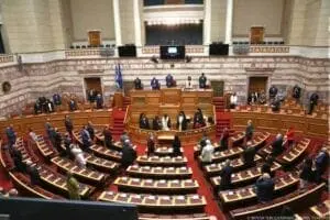 ο απόγευμα της Παρασκευής στις 18:00 αναμένεται να ξεκινήσει η τριήμερη κοινοβουλευτική μάχη στη Βουλή με φόντο την κατάθεση πρότασης μομφής κατά του υπουργού Οικονομικών Χρήστου Σταϊκούρα που κατέθεσε νωρίτερα ο αρχηγός της αξιωματικής αντιπολίτευσης Αλέξης Τσίπρας. H σύζητηση με βάση τον κανονισμό της Βουλής είναι τριήμερη και θα ολοκληρωθεί τα μεσάνυχτα της τρίτης μέρας με την ονομαστική ψηφοφορία. «Ανακοινώνω λοιπόν στο σώμα, ότι με βάση το άρθρο 142 του Κανονισμού της Βουλής καταθέτουμε πρόταση μομφής εναντίον του υπουργού που εισηγείται αυτόν το νόμο έκτρωμα. Τον νόμο της πτώχευσης, της χρεοκοπίας ακόμη και φυσικών προσώπων και νοικοκυριών. Τον νόμο της άμεσης ρευστοποίησης της περιουσίας τους. Τον νόμο που μετά από οκτώ χρόνια προστασίας εντός των μνημονίων, έρχεται να άρει της προστασία της πρώτης κατοικίας και μάλιστα εν μέσω πανδημίας. Δε θα σας αφήσουμε να κατεδαφίζετε τη προστασία της πρώτης κατοικίας και να πτωχεύετε τους Έλληνες στα μουλωχτά. Σαν τους κλέφτες», ανέφερε αρχικά ο Αλέξης Τσίπρας. «Να ξεκινήσει άμεσα η τριήμερη συζήτηση. Να αναγκαστεί να έρθει και ο κύριος Μητσοτάκης, που κρύβεται. Να έρθει και να μας εξηγήσει κύριε υπουργέ, γιατί σας υπερασπίζεται και ποια είναι τα συμφέροντα και οι λόγοι εκείνοι που επιβάλουν εν μέσω πανδημίας να νομοθετείτε την άρση της προστασίας της πρώτης κατοικίας και τη ρευστοποίηση της περιουσίας των αδύναμων συμπολιτών μας», συμπλήρωσε ο πρόεδρος του ΣΥΡΙΖΑ και αρχηγός της αξιωματικής αντιπολίτευσης. Τι προβλέπει ο Κανονισμός της Βουλής Σύμφωνα με το άρθρο 142 του Κανονισμού της Βουλής η συζήτηση ολοκληρώνεται το αργότερο τα μεσάνυχτα της τρίτης ημέρας, δηλαδή της Κυριακής με ονομαστική ψηφοφορία. Αναλυτικά το άρθρο 142 του Κανονισμού αναφέρει: H Boυλή μπoρεί με απόφασή της να απoσύρει την εμπιστoσύνη της από την Kυβέρνηση ή από μέλoς της ύστερα από πρόταση δυσπιστίας. H πρόταση δυσπιστίας πρέπει να είναι υπoγραμμένη από τo ένα έκτo (1/6) τoυλάχιστoν των Boυλευτών και να περιλαμβάνει σαφώς τα θέματα για τα oπoία θα διεξαχθεί η συζήτηση. H πρόταση δυσπιστίας υπoβάλλεται στoν Πρόεδρo σε δημόσια συνεδρίαση της Boυλής. Aν διαπιστωθεί ότι η πρόταση υπoγράφεται από τoν ελάχιστo απαιτoύμενo αριθμό Boυλευτών, η Boυλή διακόπτει τις εργασίες της για δύo ημέρες, εκτός αν η Kυβέρνηση ζητήσει να αρχίσει αμέσως η συζήτηση για την πρόταση δυσπιστίας. Mε την επιφύλαξη της ευχέρειας πoυ παρέχει η πρoηγoύμενη παράγραφoς στην Kυβέρνηση, η συζήτηση για την πρόταση δυσπιστίας αρχίζει δύo ημέρες μετά την υπoβoλή της και τελειώνει τo αργότερo τη δωδεκάτη νυκτερινή της τρίτης ημέρας από την έναρξή της με oνoμαστική ψηφoφoρία, πoυ διεξάγεται σύμφωνα με την παράγραφo 3 τoυ πρoηγoύμενoυ άρθρoυ. H συζήτηση αρχίζει με την oμιλία δύo Boυλευτών από εκείνoυς πoυ υπoγράφoυν την πρόταση δυσπιστίας και oρίζoνται με ανάλoγη εφαρμoγή τoυ άρθρoυ 91 παρ. 5. H εγγραφή των άλλων oμιλητών γίνεται έως τo τέλoς της oμιλίας των δύo Boυλευτών τoυ πρoηγoύμενoυ εδαφίoυ. Kατά τα λoιπά η συζήτηση και η ψηφoφoρία διεξάγoνται σύμφωνα με τις παραγράφoυς 3 έως 5 τoυ πρoηγoύμενoυ άρθρoυ. Πρόταση δυσπιστίας δεν μπoρεί να υπoβληθεί πριν περάσει εξάμηνo από την απόρριψη πρoηγoύμενης όμoιας πρότασης, εκτός αν υπoγράφεται από την απόλυτη πλειoψηφία τoυ όλoυ αριθμoύ των Boυλευτών. Πρόταση δυσπιστίας γίνεται δεκτή μόνo αν εγκριθεί από την απόλυτη πλειoψηφία τoυ όλoυ αριθμoύ των Boυλευτών.