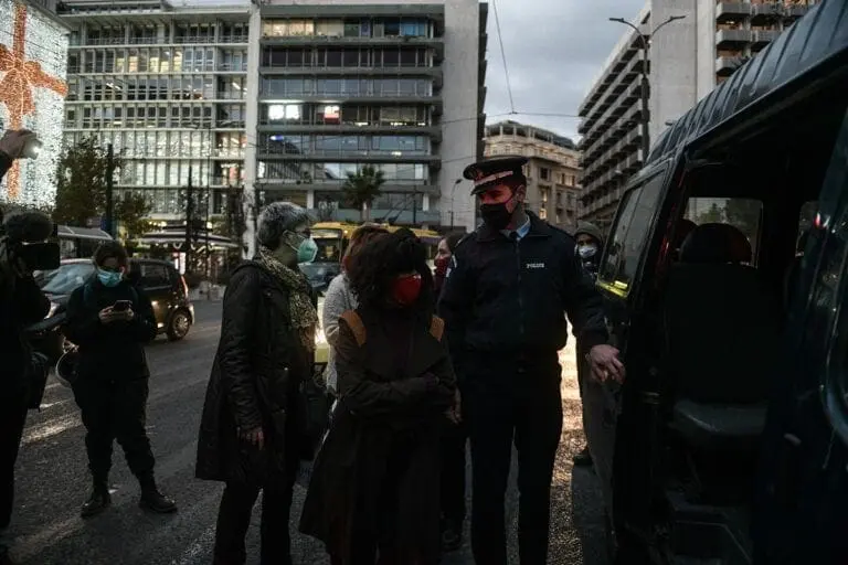 Συγνώμη ζήτησε ο υπουργός Προστασίας του Πολίτη, Μιχάλης Χρυσοχοΐδης στις γυναίκες που συνελήφθησαν την Τετάρτη στο Σύνταγμα ενώ πραγματοποιούσαν τηρώντας όλα τα μέτρα συμβολική δράση για την Διεθνή Ημέρα κατά της βίας των γυναικών. Σε συνέντευξη που έδωσε στον Realfm 97,8 είπε: «Έχουν δίκιο οι συγκεκριμένες κυρίες. Θεωρώ ότι ήταν μια υπερβολή που δεν έπρεπε να γίνει, και οφείλω να ζητήσω και συγγνώμη για αυτό. Δεν έπρεπε να γίνει αυτή η υπερβολή». Ο υπουργός βέβαια για τον ξυλοδαρμό των μελών του ΠΑΜΕ, και την άγρια καταστολή της αστυνομίας την ημέρα του Πολυτεχνείου, κράτησε διαφορετική στάση. «Το γεγονός όμως ότι δεν γράψαμε την ημέρα του Πολυτεχνείου ήταν μέσα στο πλαίσιο μιας πολιτικής ήπιας αντιμετώπιση εντός των ορίων προκειμένου όλα τα κόμματα να καταθέσουν ένα στεφάνι και να κάνουν μια μικρή εκδήλωση», ανέφερε. «Όταν όμως αυτό πήγε να εξελιχθεί σε μια μεγάλη πορεία, τότε το κράτος και η αστυνομία αντέδρασαν και δεν το ανέχτηκαν» σχολίασε ο υπουργός Προστασίας του Πολίτη. Τέλος προειδοποίησε ότι δεν μπορούν να γίνουν συγκεντρώσεις ούτε για την επέτειο δολοφονίας του Αλέξανδρου Γρηγορόπουλου (6/12). «Θα ληφθούν αποφάσεις σε κεντρικό επίπεδο, αλλά η σκέψη μου είναι ότι δεν μπορεί να γίνουν συγκεντρώσεις και πορείες, όπως κάθε χρόνο. Εκεί πάνε μικρά παιδιά, καταλαβαίνεται τι θα γίνει. Αν πάνε τόσες χιλιάδες μικρά παιδιά και νεαροί, καταλαβαίνετε τι θα γίνει αν την επόμενη μέρα αυτά τα παιδιά πάνε στο σπίτι τους. Δεν μπορεί να συμβεί αυτό το πράγμα, είναι εφιάλτης», δήλωσε σχετικά ο υπουργός. Τις επόμενες ημέρες οι κάμερες στα ΜΑΤ Σε ερώτηση για τις κάμερες στα ΜΑΤ, ο κ. Χρυσοχοΐδης απάντησε ότι έχουν ρυθμιστεί όλες οι νομικές και τεχνικές λεπτομέρειες. «Πιστεύω τις επόμενες ημέρες πλέον τα ΜΑΤ θα βγαίνουν στις επιχειρήσεις με κάμερα της οποίας η λειτουργία θα ανακοινώνεται σε αυτούς που διαδηλώνουν, ότι από τώρα αρχίζει η καταγραφή». Το υλικό αυτό θα φυλάσσεται με όλους τους κανόνες και αν χρειαστεί να χρησιμοποιηθεί για προανακριτικούς λόγους, αυτό θα γίνεται με άδεια του εισαγγελέα, συμπλήρωσε. Κάμερες, άλλου είδους, θα φέρουν και άλλες ομάδες της αστυνομίας, όπως η ΟΠΚΕ και η ΔΡΑΣΗ, την ώρα των επιχειρήσεών τους, πρόσθεσε. «Πιστεύω ότι αυτό θα συμβάλει στη διαφάνεια των επιχειρήσεων της αστυνομίας και θα λυθούν πολλά προβλήματα», δήλωσε ακόμη. Τέλος, ο κ. Χρυσοχοΐδης προανήγγειλε ένα νέο επιχειρησιακό δόγμα της αστυνομίας. «Θα υποχωρήσουμε σε ό,τι αφορά τη χρήση χημικών. Θα υπάρξουν άλλα πράγματα πιο ήπια έτσι ώστε να αλλάξουμε ριζικά όλο αυτό το επιχειρησιακό δόγμα της αστυνομίας το οποίο είναι εδώ και πολλά χρόνια και το οποίο χρησιμοποίησε κατά κόρον ο ΣΥΡΙΖΑ, ο οποίος έριξε 3 φορές περισσότερα χημικά σε έναν χρόνο από ό,τι έχουμε ρίξει εμείς τον τελευταίο», ανέφερε σχετικά.