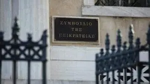 Το Συμβούλιο της Επικρατείας αποφάνθηκε ότι η συνταγματική δημόσιου σκοπού πρόβλεψη του κράτους να λαμβάνει μέριμνα για τη δημόσια υγεία επιτρέπει να διαγράφονται από τους παιδικούς σταθμούς και τα νηπιαγωγεία τα παιδιά, σε περίπτωση κατά την οποία οι γονείς αρνούνται να τα εμβολιάσουν. Συγκεκριμένα, από δήμο της Ανατολικής Μακεδονίας διαγράφηκαν τέσσερα παιδιά από ισάριθμους δημοτικούς παιδικούς σταθμούς, καθώς οι γονείς αρνήθηκαν να τα εμβολιάσουν για τις γνωστές παιδικές ασθένειες, παρότι είχαν ειδοποιηθεί οι γονείς, όπως αναφέρει το ΑΠΕ. Ένας από τους γονείς, η κόρη του οποίου διαγράφηκε από τον παιδικό σταθμό, προσέφυγε στο ΣτΕ ζητώντας να ακυρωθεί η από 14.1.2020 απόφαση του δημοτικού συμβουλίου, ως αντισυνταγματική και αντίθετη στην Ευρωπαϊκή Σύμβαση Δικαιωμάτων του Ανθρώπου (ΕΣΔΑ). Οι γονείς υποστήριξαν ότι το παιδί τους «τιμωρείται», επειδή δεν έχει δεχθεί κάποια εκ των πολλών εμβολίων και «τυγχάνει διαφορετικής μεταχείρισης από τα συνομήλικα παιδιά και συμμαθητές της, χωρίς να υφίσταται λόγος, ενώ περιορίζεται ουσιωδώς η συμμετοχή της στην κοινωνική ζωή εν γένει, καθώς ο παιδικός σταθμός αποτελεί σημείο κοινωνικοποίησης και ανάπτυξης της προσωπικότητας των νηπίων και επιβάλλεται σε βάρος της ένα επαχθές μέτρο, το οποίο δεν είναι αναγκαίο, αφού το παιδί είναι υγιές, δεν συντρέχει περίπτωση πανδημίας και τα υπόλοιπα παιδιά που είναι εγγεγραμμένα στον παιδικό σταθμό έχουν λάβει τα προβλεπόμενα εμβόλια». Το ΣτΕ (απόφαση 2387/2020) αναφέρει ότι στην κάρτα υγείας του νηπίου αναφερόταν ότι η ανήλικη ήταν «ανεμβολίαστη» και ότι έπρεπε να ολοκληρώσει την τέταρτη δόση εμβολιασμών για κοκκύτη, πολυομμετίδα, πνευμονιόκοκκο, κ.λπ., ενώ δεν έχει λάβει καμία δόση από τα εμβόλια μηνιγγιτιδόκοκκου, ιλαράς- παρωτίτιδας - ερυθράς, ανεμοβλογιάς, ηπατίτιδας Α΄ και ροταϊού. Το ΣτΕ απέρριψε ως αβάσιμους όλους τους ισχυρισμούς των γονέων και έκρινε συνταγματική και νόμιμη την απόφαση του δήμου για διαγραφή της ανήλικης από τον παιδικό σταθμό, υπογραμμίζοντας ότι «θα αντέκειτο στην αρχή της ισότητας η αξίωση προσώπου να μην εμβολιαστεί, επικαλούμενο ότι δεν διατρέχει ατομικό κίνδυνο, εφόσον διαβιώνει σε ασφαλές περιβάλλον οφειλόμενο στο γεγονός ότι τα άλλα πρόσωπα του περιβάλλοντός του έχουν εμβολιαστεί».