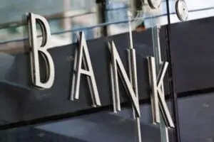 Έληξε η «μάχη» για την bad bank με ηττημένο τον Γ. Στουρνάρα