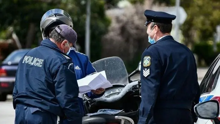 Θεσσαλονίκη: Επεισοδιακός έλεγχος με νεαρό να φτύνει αστυνομικούς που τον πλησίασαν