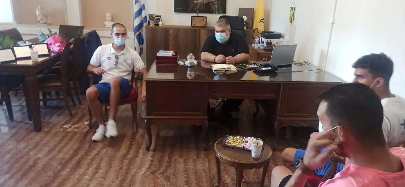 Tους αθλητές της Αθλητικής Κολυμβητικής Ακαδημίας Πτολεμαΐδας "ΔΕΛΦΙΝΙΑ" Χρήστο και Παρασκευά Καλαϊτζόπουλο, που διακρίθηκαν στο Παγκόσμιο πρωτάθλημα Τεχνικής Κολύμβησης τίμησε ο Δήμαρχος Εορδαίας Παναγιώτης Πλακεντάς (βίντεο-φωτογραφίες)