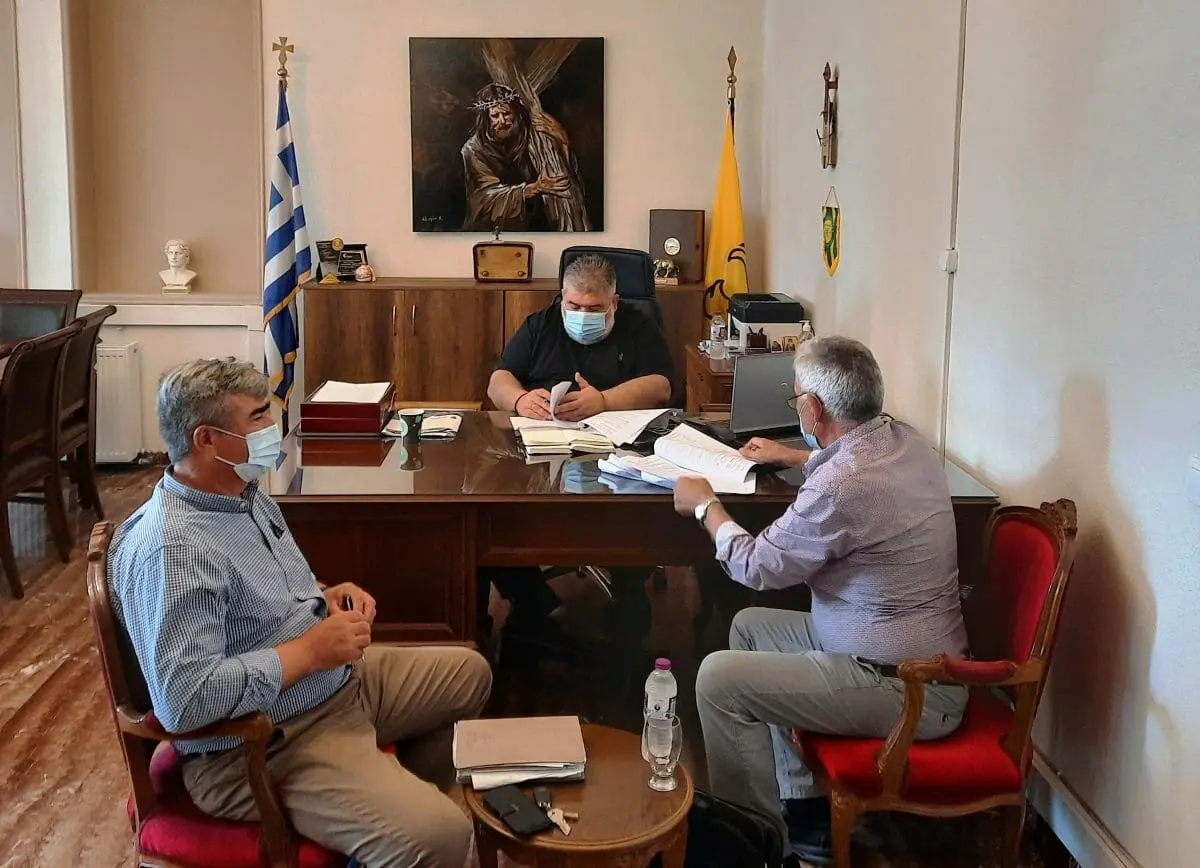 Υπογραφή σύμβασης για το έργο: «Ασφαλτοστρώσεις δρόμων Κοινοτήτων Δήμου Εορδαίας». Σύμβαση για την εκτέλεση του έργου : «Ασφαλτοστρώσεις δρόμων Κοινοτήτων Δήμου Εορδαίας», προϋπολογισμού 600.000,00 ευρώ (με Φ.Π.Α.) και ποσού συμβατικού αντικειμένου 222.000,00 ευρώ (με ΦΠΑ), υπέγραψαν σήμερα το πρωί ο Δήμαρχος Εορδαίας Παναγιώτης Πλακεντάς και ο νόμιμος εκπρόσωπος της αναδόχου εταιρείας «ΔΕΛΗΒΑΝΗΣ Α.Τ.Ε.Β.Ε.» Βασίλης Δεληβάνης. Στην υπογραφή της σύμβασης παραβρέθηκε ο Αντιδήμαρχος Τεχνικών Έργων, Πολεοδομίας & Προγραμματισμού Ευρωπαϊκών Προγραμμάτων Νικόλαος Φουρκιώτης. Το συγκεκριμένο έργο έχει ως αντικείμενο όλες τις εργασίες ασφαλτόστρωσης ασφαλτικών ή ανασφάλτωτων οδοστρωμάτων των δρόμων των Κοινοτήτων του Δήμου Εορδαίας. Οι εργασίες προβλέπεται να ολοκληρωθούν σε 12 μήνες και η χρηματοδότηση του έργου γίνεται από πιστώσεις ΕΑΠ.