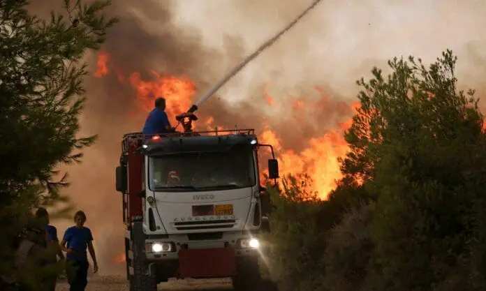 Φωτιά ΤΩΡΑ: Πού υπάρχουν τα κυριότερα μέτωπα στην Ελλάδα – Η εικόνα από την Πυροσβεστική