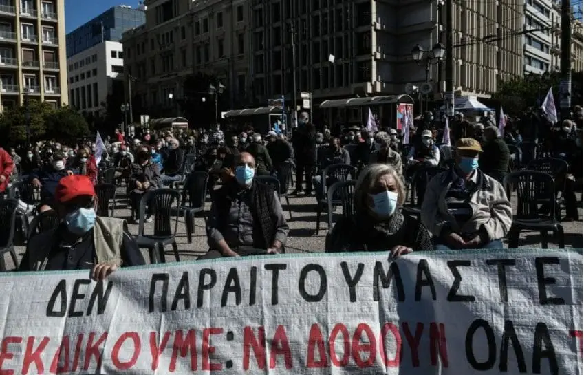 Στους δρόμους σήμερα οι συνταξιούχοι: Τούς έταξαν ότι θα… τρώνε με «χρυσά κουτάλια», αλλά τούς δίνουν ψίχουλα!