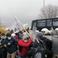 Μητσοτάκης-Κοζάνη: Απρόκλητη επίθεση από την αστυνομία εναντίον διαδηλωτών (βίντεο)