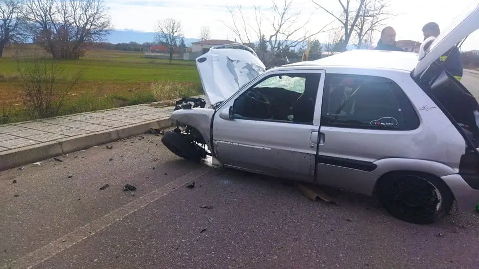 Σοβαρό τροχαίο ατύχημα στο δρόμο Κοζάνης-Κρόκου – ΙΧ έπεσε σε δέντρο-Στο Μαμάτσειο σε κρίσιμη κατάσταση ο 18χρονος οδηγός-Φωτογραφίες