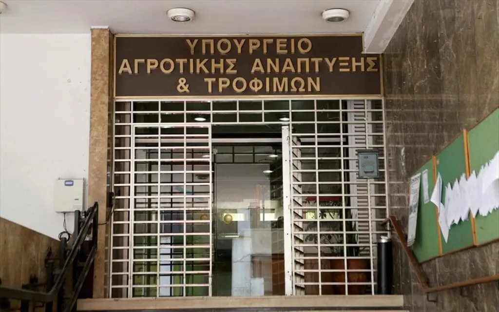 ΥΠΑΑΤ: Σε 4 αντί σε 2 χρόνια η εξόφληση των αγροτικών χρεών