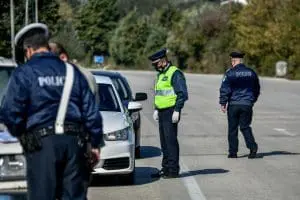 Νέος ΚΟΚ: Δείτε πόσο θα μειωθούν τα όρια ταχύτητας – Πώς θα ελέγχονται οι παραβάτες