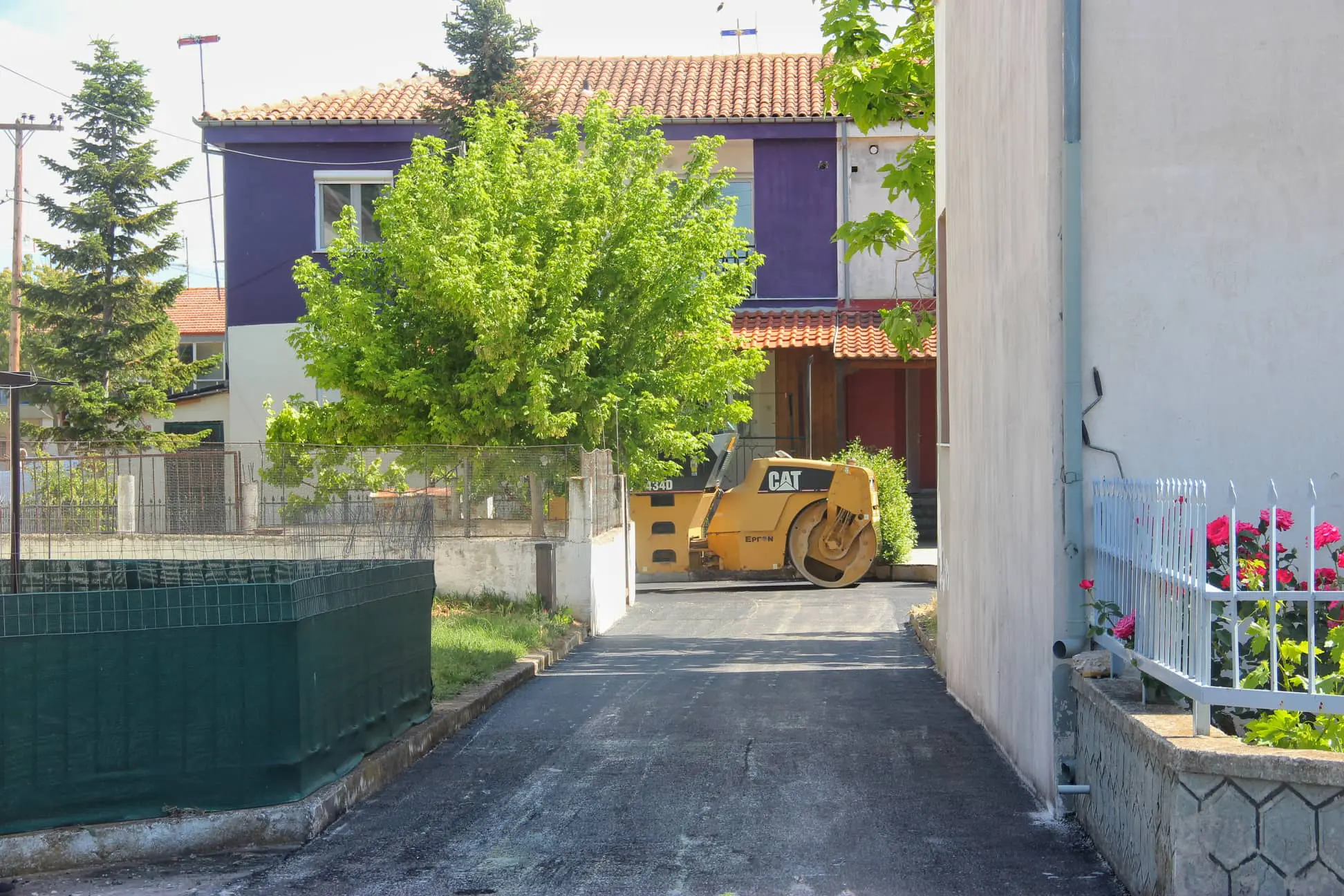 Eordaialive.com - Τα Νέα της Πτολεμαΐδας, Εορδαίας, Κοζάνης Ξεκίνησαν οι εργασίες ασφαλτόστρωσης και αποκατάστασης υφιστάμενων κατεστραμμένων οδοστρωμάτων και κοινόχρηστων χώρων, στον Οικισμό των Εργατικών Κατοικιών Δήμου Αμυνταίου