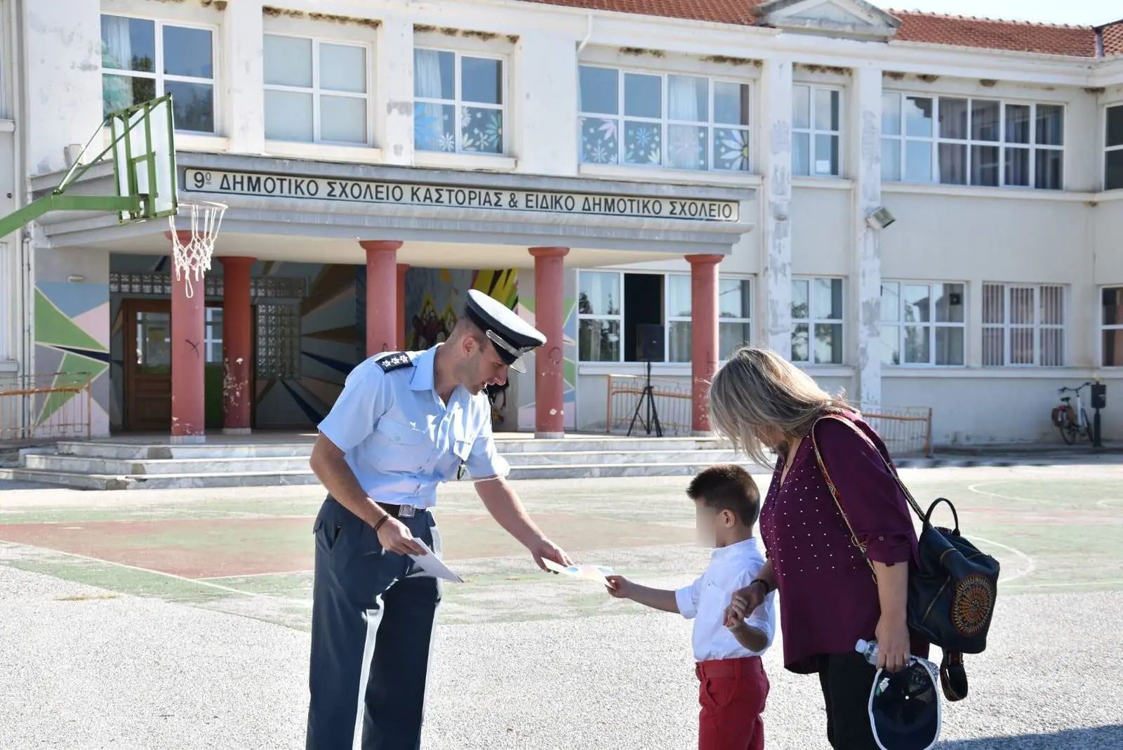 Eordaialive.com - Τα Νέα της Πτολεμαΐδας, Εορδαίας, Κοζάνης Ενημερωτικά φυλλάδια τροχαίας και σχολικά προγράμματα με σελιδοδείκτες διανεμήθηκαν σήμερα από αστυνομικούς σε μαθητές Δημοτικών Σχολείων και γονείς σε περιοχές της Δυτικής Μακεδονίας