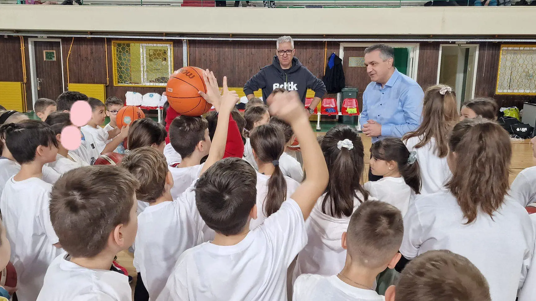 Τρίποντο στον αθλητισμό έβαλαν οι μαθητές του 8ου Δημοτικού Σχολείου Κοζάνης- «Γεμίζουμε τα γήπεδα» το μήνυμα του Περιφερειάρχη Δυτικής Μακεδονίας Γιώργου Κασαπίδη προς τους μικρούς μαθητές