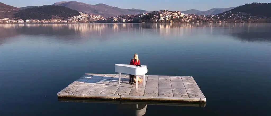 Καστοριά - Ατμοσφαιρικές μελωδίες: Παίζει πιάνο στην μέση της λίμνης [Βίντεο]