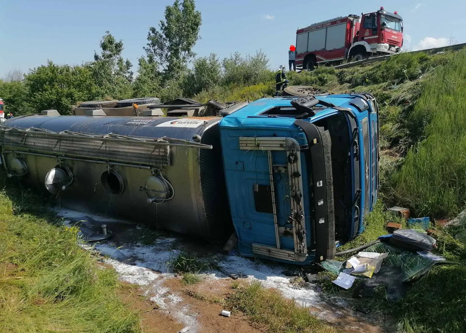 Ανατροπή βυτιοφόρου, που μετέφερε γάλα, στο δρόμο Πτολεμαϊδας – Κοζάνης, στο ύψος της Ποντοκώμης – Απεγκλωβίστηκε ο οδηγός και μεταφέρθηκε στο Μποδοσάκειο νοσοκομείο Πτολεμαϊδας (Φωτογραφίες)