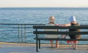 Κοινωνικός Τουρισμός: Ξεκινούν την Τρίτη οι αιτήσεις για 300.000 επιταγές της ΔΥΠΑ – Οι δικαιούχοι και η διαδικασία