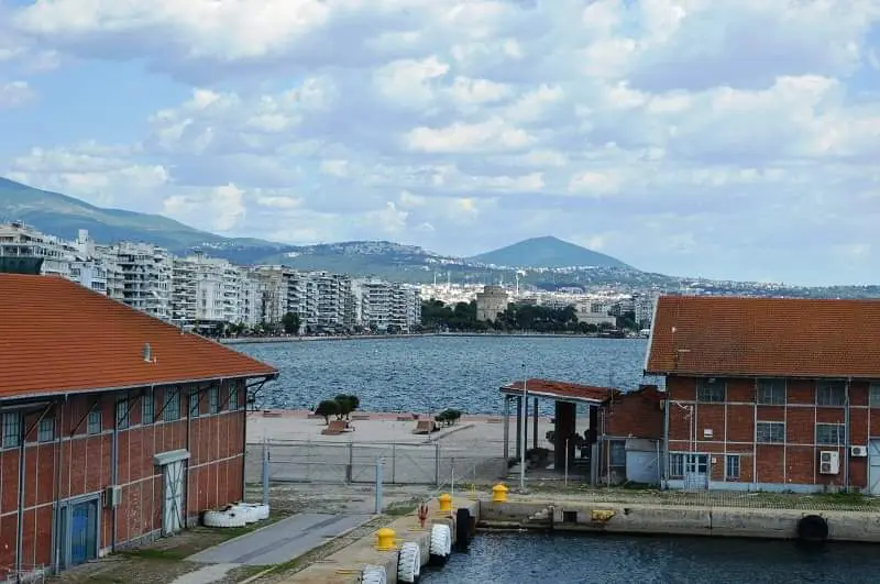 Θεσσαλονίκη: Ξυλοκόπησε τουρίστα επειδή μίλησε στη σύντροφό του – Δάγκωσε και λιμενικό