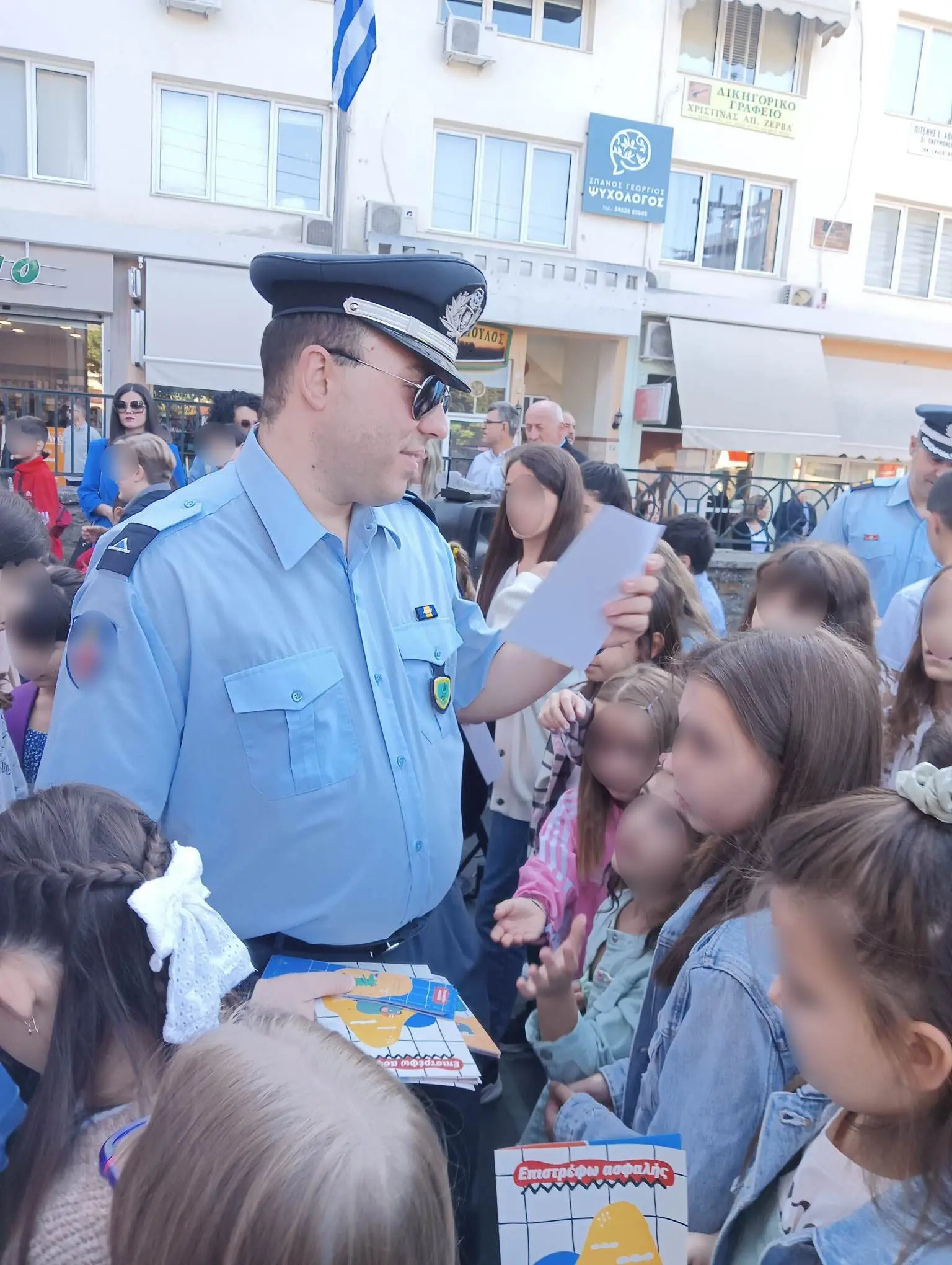 Eνημερωτικά φυλλάδια τροχαίας και σχολικά προγράμματα με σελιδοδείκτες διανεμήθηκαν σήμερα από αστυνομικούς Υπηρεσιών της Γενικής Περιφερειακής Αστυνομικής Διεύθυνσης Δυτικής Μακεδονίας σε μαθητές Δημοτικών Σχολείων και γονείς