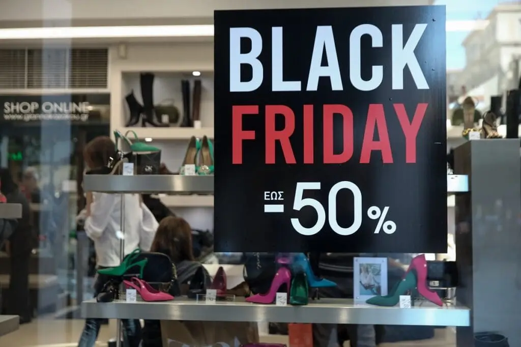 Black Friday: Εκπτώσεις σήμερα και ανοιχτά εμπορικά καταστήματα την Κυριακή 26 Νοεμβρίου