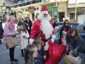 Ενημερωτικά φυλλάδια με συμβουλές οδικής ασφάλειας με τίτλο «Ο Σεβασμός στον συνάνθρωπο είναι ηθική υποχρέωση και πράξη αγάπης» διανεμήθηκαν από αστυνομικούς του Τμήματος Τροχαίας Κοζάνης, σε συνεργασία με τον Σύλλογο ΑΜΕΑ της Π.Ε. Κοζάνης, σε οδηγούς και πεζούς στην πόλη της Κοζάνης