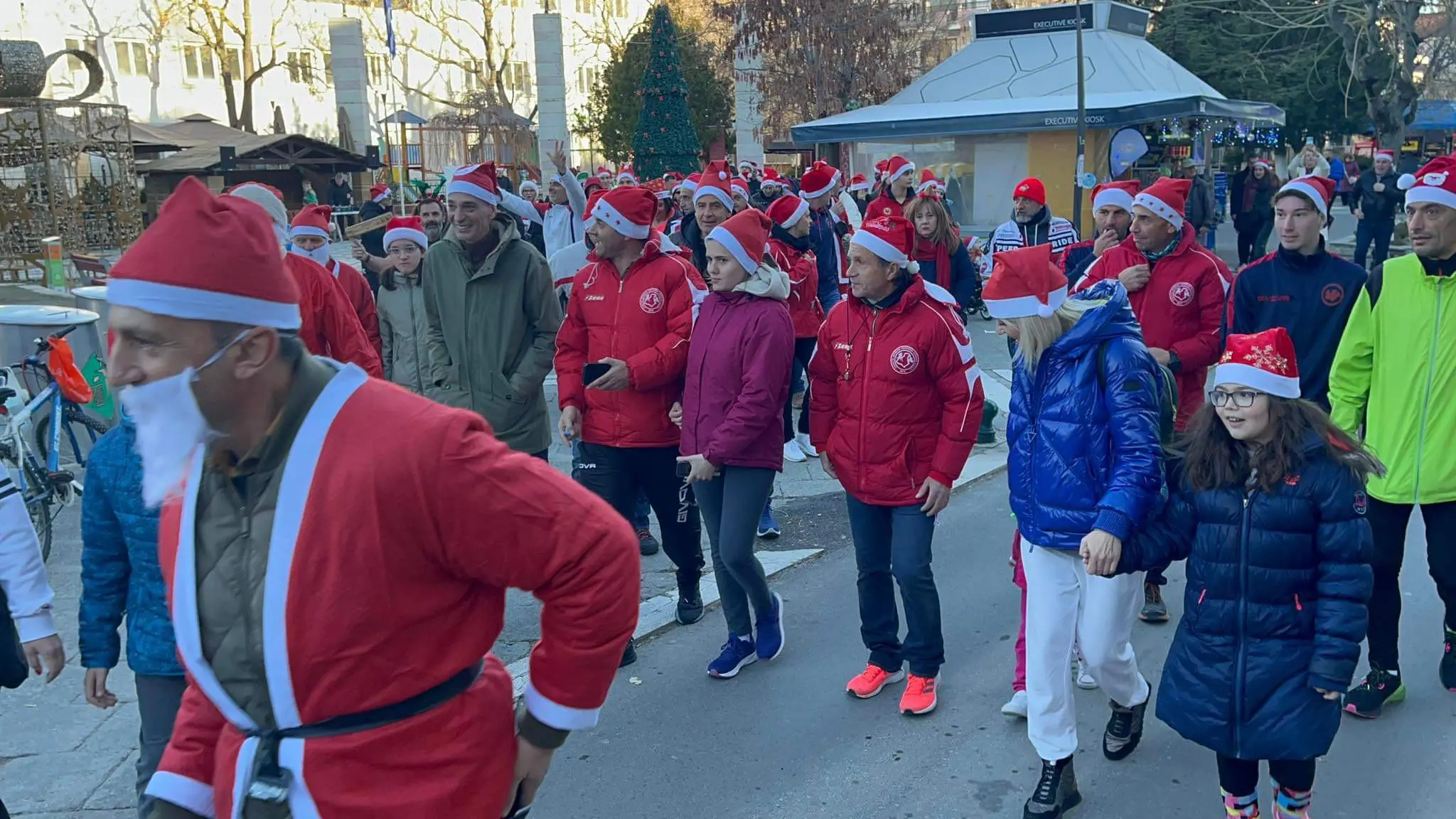 ''Santa Run” - Γέμισε... Άι Βασίληδες η κεντρική πλατεία Πτολεμαΐδας ! (βίντεο - φωτο)