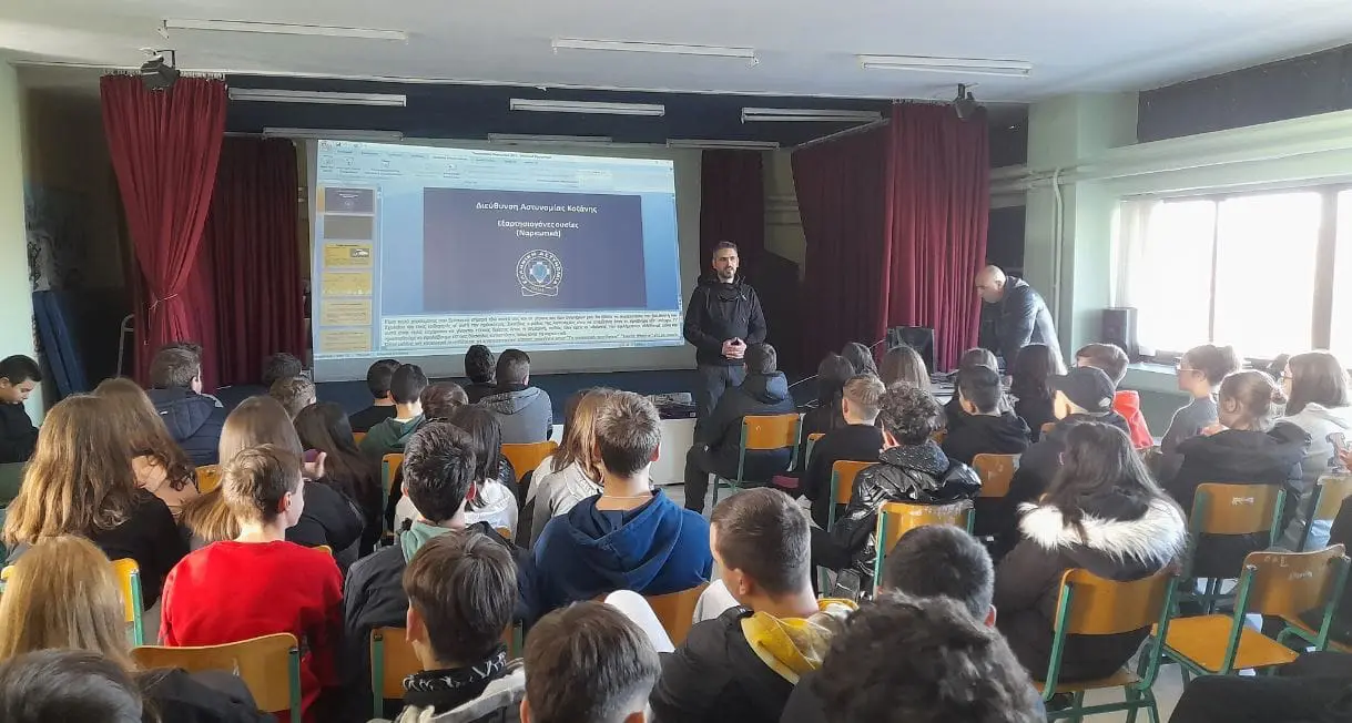 Eordaialive.com - Τα Νέα της Πτολεμαΐδας, Εορδαίας, Κοζάνης Γυμνάσιο Ανατολικού : Εκπρόσωποι του ΚΕΘΕΑ και άντρες της Αστυνομικής Διεύθυνσης Κοζάνης πραγματοποίησαν ενημέρωση για τις εξαρτησιογόνες ουσίες και συνέπειες από τη χρήση αυτών.