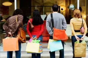 Εορταστικό ωράριο: Πότε αρχίζει – Οι 2 Κυριακές με ανοιχτά τα καταστήματα