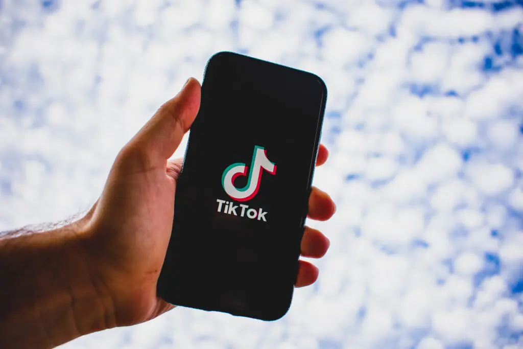 TikTok: Ο νόμος που το απαγορεύει τέθηκε σε εφαρμογή στις ΗΠΑ