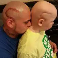 Eordaialive.com - Τα Νέα της Πτολεμαΐδας, Εορδαίας, Κοζάνης Πατέρας κάνει τατουάζ το σημάδι του γιου του για να του συμπαρασταθεί!