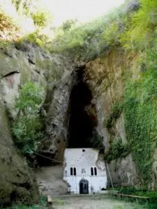 Eordaialive.com - Τα Νέα της Πτολεμαΐδας, Εορδαίας, Κοζάνης Ανάμεσα σε δυο βουνά στην Ηλεία υπάρχει ένα μοναστήρι με απίστευτη φυσική ομορφιά!!