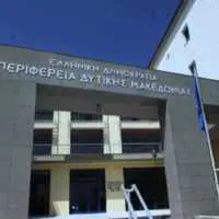 Ο Περιφερειάρχης Δυτικής Μακεδονίας κ. Γεώργιος Κασαπίδης υπέγραψε Πρόσκληση, προϋπολογισμού 12 εκ. € που αφορά στη χρηματοδότηση έργων επέκτασης και αναβάθμισης υποδομών ύδρευσης για την εξασφάλιση της επάρκειας του νερού, από το Επιχειρησιακό Πρόγραμμα Περιφέρειας Δυτικής Μακεδονίας 2014-2020, με δυνητικούς δικαιούχους την Περιφέρεια Δυτικής Μακεδονίας, τους Δήμους της Περιφέρειας, τις Δημοτικές Επιχειρήσεις Ύδρευσης – Αποχέτευσης (ΔΕΥΑ) και Λοιπούς φορείς καθ’ αρμοδιότητα. Στο πλαίσιο της εκδοθείσας Πρόσκλησης θα ενισχυθούν παρεμβάσεις που αφορούν υποδομές συλλογής, μεταφοράς, αποθήκευσης, επεξεργασίας και διανομής νερού, με ειδική μέριμνα στις αστικές περιοχές και στις προβληματικές περιοχές, π.χ. ορεινές και μειονεκτικές περιοχές, περιοχές τουριστικού ενδιαφέροντος όπου υπάρχει έλλειψη νερού και αύξηση ζήτησης κατά την τουριστική περίοδο, λοιπές δράσεις και έργα διασφάλισης της ποιότητας του νερού που προορίζεται για πόσιμο νερό. Κατά προτεραιότητα αντιμετωπίζονται περιοχές που δεν διαθέτουν δίκτυα ύδρευσης καθώς επίσης και περιοχές που αντιμετωπίζουν ζητήματα ποιότητας νερού που αφορούν θέματα δημόσιας υγείας. Οι προσκλήσεις υποβάλλονται μέσω του ΟΠΣ ΕΣΠΑ, από 24/12/2020 έως 31/3/2021. Στη συγκεκριμένη Πρόσκληση συμπεριλαμβάνονται πράξεις που δύνανται να χρηματοδοτηθούν στο πλαίσιο του Επιχειρησιακού Σχεδίου Ολοκληρωμένης Χωρικής Επένδυσης (ΟΧΕ) της Αξιοποίησης των λιμνών Δυτικής Μακεδονίας. Οι προτάσεις που θα επιλεγούν θα υλοποιηθούν με τη συγχρηματοδότηση του Ευρωπαϊκού Περιφερειακού Ταμείου (ΕΤΠΑ) και Εθνικών Πόρων, μέσω του Άξονα Προτεραιότητας 6 – «Διαφύλαξη και προστασία του περιβάλλοντος και προώθηση της αποδοτικότητας των πόρων» του Επιχειρησιακού Προγράμματος Περιφέρειας Δυτικής Μακεδονίας 2014-2020.