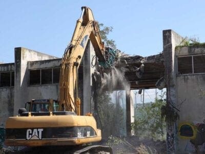 Πτολεμαΐδα: Ξεκίνησαν με την κατεδάφιση κτίσματος στον αύλειο χώρο οι εργασίες προετοιμασίας για τη λειτουργία της Σχολής Πυροσβεστών - Eordaialive.com