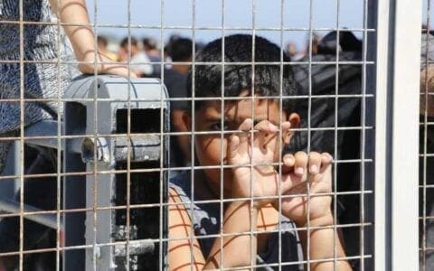 Στους 8.000 οι εγκλωβισμένοι πρόσφυγες και μετανάστες στα νησιά - Eordaialive.com