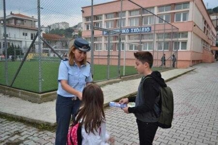 "Καλή και ασφαλή" σχολική χρονιά εύχεται η τροχαία με ενημερωτικά φυλλάδια - Eordaialive.com