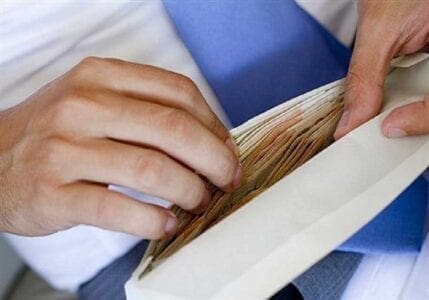 Πρώην οικονομικός επιθεωρητής εκβίαζε επιχειρηματίες και έπαιρνε «φακελάκια» χιλιάδων ευρώ - Eordaialive.com