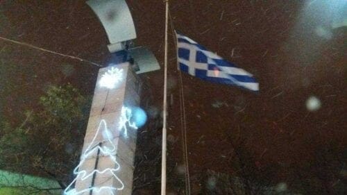 Eordaialive.com - Τα Νέα της Πτολεμαΐδας, Εορδαίας, Κοζάνης eordaialive.gr: Εικόνα ντροπής. Η Ελληνική σημαία κυματίζει "ανάποδα" στην κεντρική πλατεία Πτολεμαΐδας