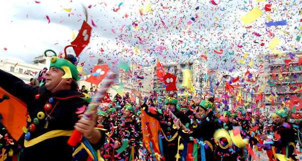 Eordaialive.com - Τα Νέα της Πτολεμαΐδας, Εορδαίας, Κοζάνης Περισσότεροι από 30.000 καρναβαλιστές στην βραδινή παρέλαση στην Πάτρα!