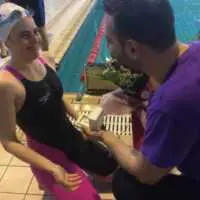 Eordaialive.com - Τα Νέα της Πτολεμαΐδας, Εορδαίας, Κοζάνης 8οι Πτολεμαϊκοί Αγώνες: Της έκανε πρόταση γάμου στην πισίνα!