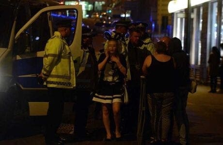 Εικόνες φρίκης στο Μάντσεστερ: Ήθελαν θύματα παιδιά - Η βόμβα είχε καρφιά - Eordaialive.com
