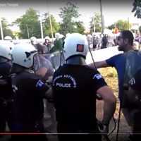 Eordaialive.com - Τα Νέα της Πτολεμαΐδας, Εορδαίας, Κοζάνης Άγριο ξύλο στην επίσκεψη Τσίπρα μεταξύ διαδηλωτών του ΚΚΕ και ΜΑΤ -δάγκωσε αστυνομικό και συνελήφθη προσωρινά (Βίντεο)