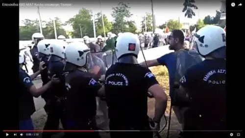 Eordaialive.com - Τα Νέα της Πτολεμαΐδας, Εορδαίας, Κοζάνης Άγριο ξύλο στην επίσκεψη Τσίπρα μεταξύ διαδηλωτών του ΚΚΕ και ΜΑΤ -δάγκωσε αστυνομικό και συνελήφθη προσωρινά (Βίντεο)
