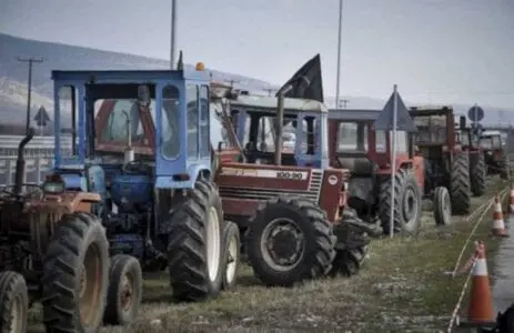 Eordaialive.com - Τα Νέα της Πτολεμαΐδας, Εορδαίας, Κοζάνης Φλώρινα: Παρέταξαν τα τρακτέρ τους στο κόμβο του Αντιγόνου οι αγρότες