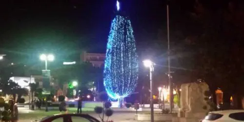 Eordaialive.com - Τα Νέα της Πτολεμαΐδας, Εορδαίας, Κοζάνης Τρολάρισμα: Άναψαν το… χριστουγεννιάτικο δέντρο καλοκαιριάτικα!