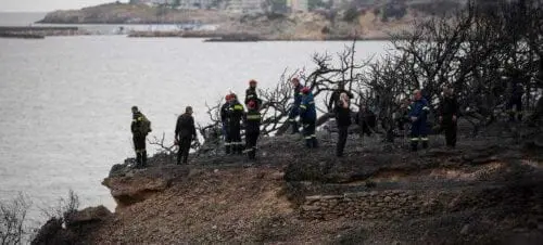 Eordaialive.com - Τα Νέα της Πτολεμαΐδας, Εορδαίας, Κοζάνης Συγκλονιστική μαρτυρία: Είδα ένα 13χρονο κορίτσι να καίγεται και να πηδάει από γκρεμό στη θάλασσα, σκοτώθηκε ακαριαία [βίντεο]